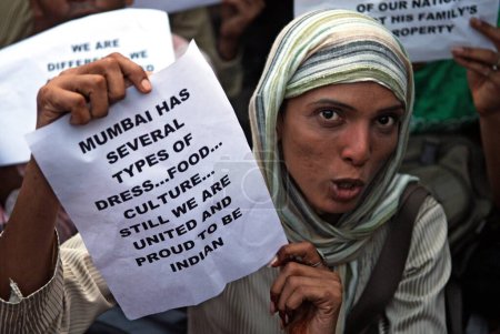 Foto de Manifestante sosteniendo panfleto tras ataque terrorista de muyahidines decanos en Bombay Mumbai; Maharashtra; India 3-diciembre-2008 - Imagen libre de derechos