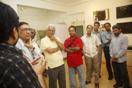 Téléchargez les photos : Abstracts on canvas de Ravi Shekhar, Legacy Art Gallery, Groupe de personnes discutant d'art, ART WALK group of DINODIA, Nariman Point, Bombay Mumbai, Maharashtra, Inde - en image libre de droit