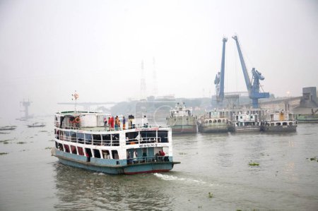 Téléchargez les photos : Bateau de croisière à Burigunga Buri Gunga River ; Sadarghat Boat terminal ; Dacca ; Bangladesh - en image libre de droit