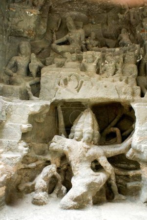 Téléchargez les photos : Statue en ruine dans les grottes d'Ellora ; Aurangabad ; Maharashtra ; Inde - en image libre de droit