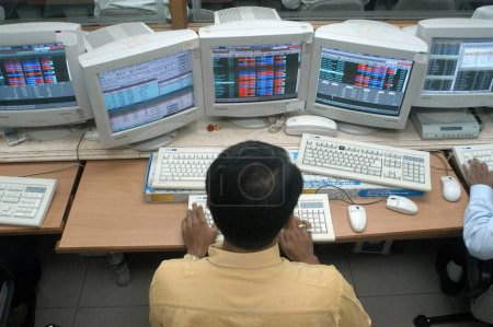 Téléchargez les photos : Personnes travaillant dans un bureau de courtage d'actions en ligne à la Bourse de Bombay (ESB) à Bombay maintenant Mumbai dans le Maharashtra ; Inde - en image libre de droit