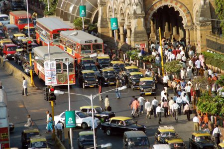 Foto de Autobuses BEST de color rojo; Bombay Electric Suburban Transporte y tráfico fuera de la estación de tren VT; Victoria Terminus ahora renombrada como estación CST; Chatrapati Shivaji Terminus en Bombay ahora Mumbai; Maharashtra; India - Imagen libre de derechos