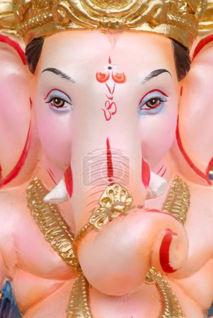 Foto de Ídolo del señor Ganesh guardado para la venta; Elefante encabezado dios del hindú; Festival de Ganapati en Lalbaug; Bombay Mumbai; Maharashtra; India - Imagen libre de derechos