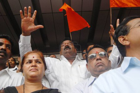 Foto de Shiv Sainiks protesta contra la suspensión de empleados por los grandes almacenes de Big Bazaar en Bombay ahora Mumbai, Maharashtra, India - Imagen libre de derechos