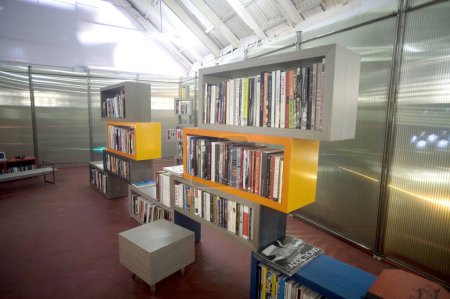 Téléchargez les photos : Bibliothèque de livres installation par Bose Krishanamachari ; Lava kashi galerie d'art ; Mattancherry ; Cochin maintenant Kochi ; Kerala ; Inde - en image libre de droit