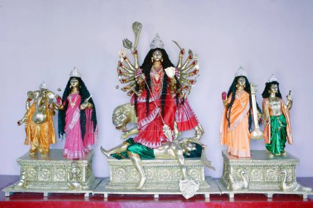 Foto de Diosa Durga matando demonio mahishasura con diosas laxmi saraswati y dioses ganesh kartik en kolkata, Calcuta, India - Imagen libre de derechos