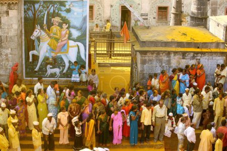 Téléchargez les photos : Dévots rendant leurs respects tandis que le saint palkhi de khandoba de seigneur pendant les célébrations de dasshera les passe au temple jejuri, pune, Maharashtra, Inde - en image libre de droit