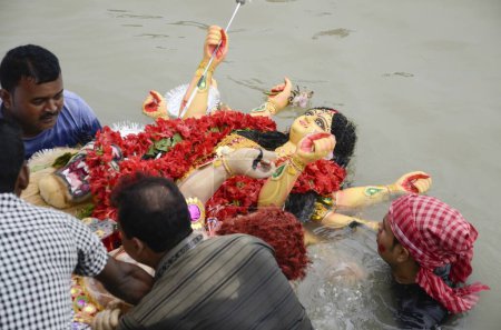 Téléchargez les photos : Immersion de durga idol, Hooween river, Kolkata, Bengale occidental, Inde, Asie - en image libre de droit