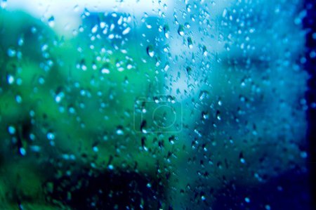 Téléchargez les photos : Gouttes de rosée sur la mousson de verre saison des pluies - en image libre de droit