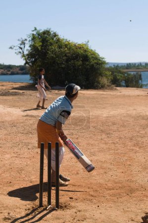 Téléchargez les photos : Garçons jouant au cricket Satara Maharashtra Inde Asie Jan 2012 - en image libre de droit