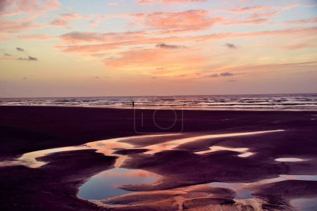 Téléchargez les photos : Coucher de soleil sur la plage de Surwada, Tithal, Valsad, Gujarat, Inde, Asie - en image libre de droit