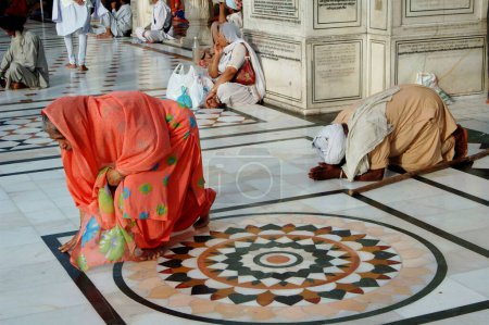 Photo for Sikh praying at Golden temple, Amritsar, Punjab, India - Royalty Free Image