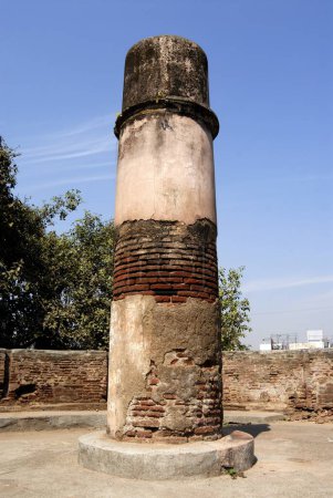 Téléchargez les photos : Ruines de la tour de guet sur le bastion de Shaniwarwada ; Pune ; Maharashtra ; Inde - en image libre de droit