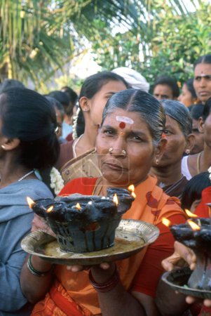 Téléchargez les photos : Vieille femme tenant lampe à huile sur Mahashivaratri festival à poochiyur, coimbatore, tamil nadu, Inde - en image libre de droit
