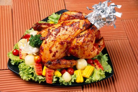 Téléchargez les photos : Plat non végétarien, poulet rôti servi avec salade - en image libre de droit