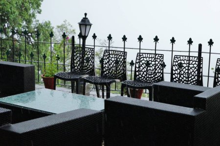 Sillas de hierro forjado, Rokeby Manor garden, Landour, Mussoorie, Uttarakhand, India, Asia
