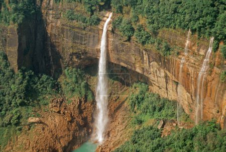 Téléchargez les photos : Nohakali Kai Falls, Cherrapunji, Meghalaya, Inde - en image libre de droit