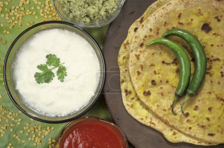 Comida, yogur y Patao Paratha de la India