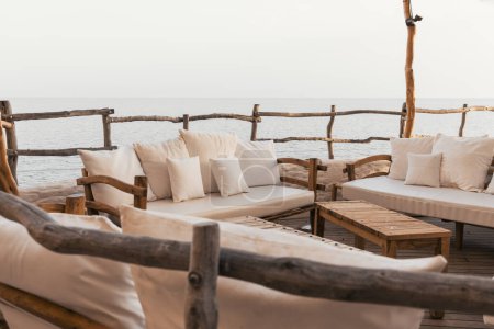 Reservierter VIP-Bereich mit weißen Sofas auf der Terrasse eines Luxushotels. Tourismuskonzept.