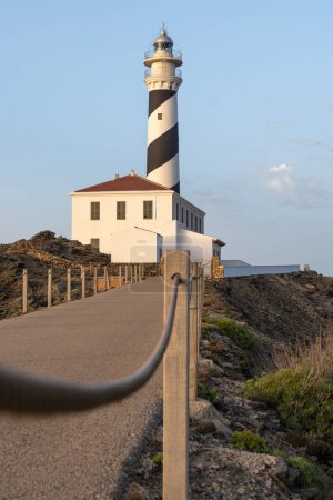 Longue route jusqu'au phare de Favaritx à Minorque dans les îles Baléares. Concept de tourisme.