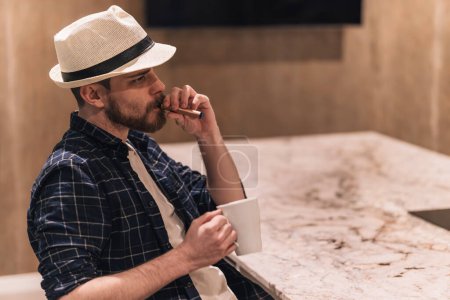 Digitaler Nomade, der über seine Projekte nachdenkt, Kaffee trinkt und Vape raucht. Lifestyle-Konzept