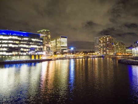 Foto de Manchester Media City por la noche, filmado con un DJI Mini 2. - Imagen libre de derechos