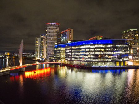 Foto de Manchester Media City por la noche, filmado con un DJI Mini 2. - Imagen libre de derechos