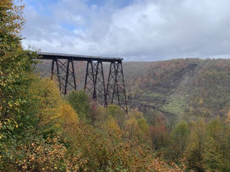 Foto de Condado de McKEAN, PENNSYLVANIA / Estados Unidos - 8 de octubre de 2023: El Puente Kinzua, un antiguo puente ferroviario del Ferrocarril Erie en Mount Jewett, Condado de McKean, Pensilvania, Estados Unidos, es visitado por turistas en otoño. - Imagen libre de derechos