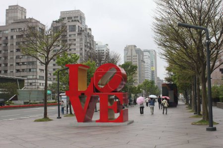 Téléchargez les photos : Taipei, Taiwan, 26 mars 2024 : Panneau d'amour iconique devant l'entrée du bâtiment Taipei 101 dans le centre-ville de Taipei. Jour de pluie au début du printemps, après-midi. - en image libre de droit