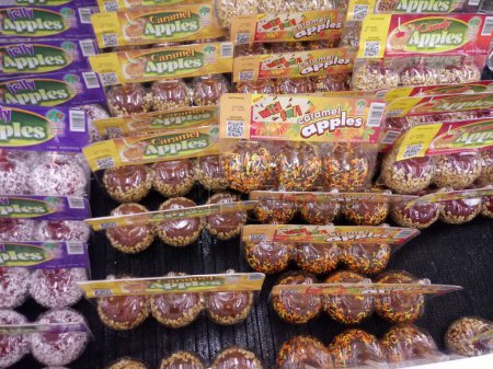 Téléchargez les photos : New Holland, États-Unis, 5 octobre 2023 : Différents types de pommes bonbons à vendre : caramel, bonbons et pommes gelées au magasin Yoders à New Holland, comté de Lancaster, PA. - en image libre de droit