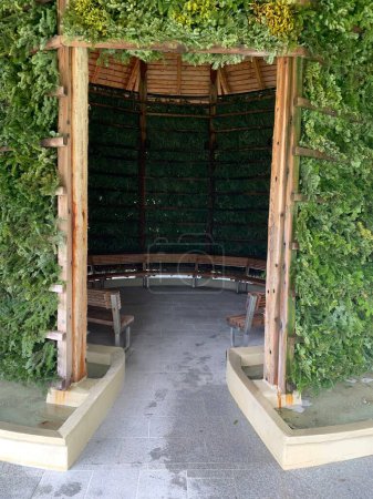 Eingang zu einem Outdoor-Inhalatorium in Altaussee Österreich. Wasser, das über Kiefernlatten fließt, tut dem Atmen gut. Nutzen für die Gesundheit