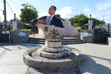 Téléchargez les photos : St. Johns, Antigua and Barbuda - November 27, 2016: View of the large statue of former Antiguan Prime Minister Sir Vere Cornwall Bird in St John's. First prime minister after independence 1981 - en image libre de droit