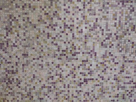Téléchargez les photos : Macro shot of colorful mosaic display. Wall decorated with different gradations of violet, beige colored tiny mosaic stones. Close up of dark and light shaded purple, yellow and grey tiny tessellation - en image libre de droit