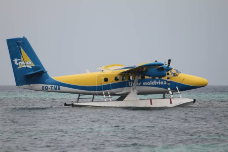 Téléchargez les photos : Kuredu, Maldives, 11 décembre 2014 : Prise de vue latérale de l'hydravion arraché par Trans Maldivian Airways. Turbopropulseur, de couleur jaune bleu. Service de transfert. DHC-6-300 Twin Otter, De Havilland Canada DHC-6-300 - en image libre de droit