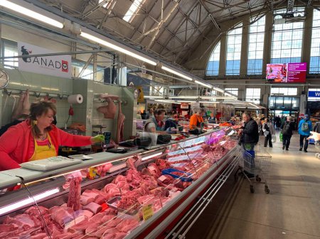 Foto de Riga, Letonia, 3 de mayo de 2024: Vista del puesto de venta que ofrece diferentes tipos de carnes en el concurrido Mercado Central de Riga (Letón: Rigas Centraltirgus). - Imagen libre de derechos