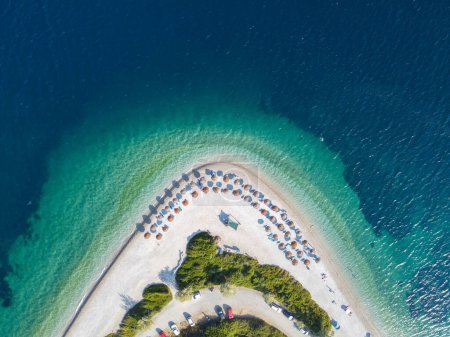 Vista aérea de la playa de Agios Georgios en Alonissos, Grecia