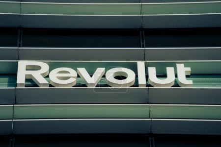 Foto de Revolut company logo signboard on modern office building in Vilnius, Lithuania on November 09, 2022 (en inglés). Revolut es una compañía británica de tecnología financiera que ofrece servicios bancarios. - Imagen libre de derechos