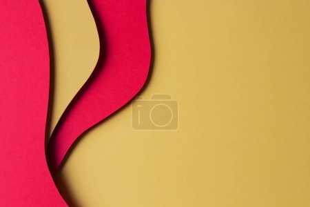 Foto de Fondo de textura de papel de color abstracto. Composición mínima de estilo de corte de papel con capas de formas geométricas y líneas en magenta rosa y colores amarillos. Vista superior. - Imagen libre de derechos