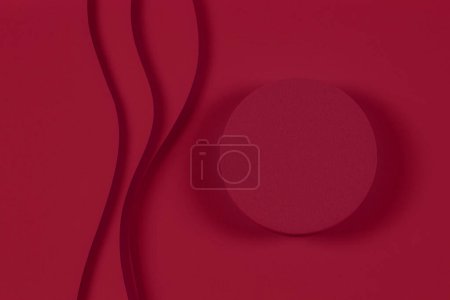 Téléchargez les photos : Plateforme ronde vide de forme géométrique cylindre podium sur papier découpé abstrait rouge forme géométrique minimale arrière-plan. Modèle de vue supérieure pour l'affichage du produit. Viva magenta, couleur de 2023 année. - en image libre de droit