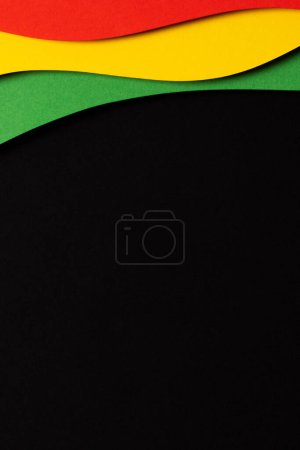 Foto de Fondo abstracto geométrico de color negro, rojo, amarillo, verde. Historia negra Fondo de color del mes con espacio de copia para texto. - Imagen libre de derechos