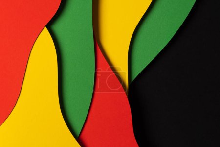 Abstraktes geometrisches Schwarz, Rot, Gelb, Grün Hintergrund. Schwarz History Month Farbhintergrund mit Kopierraum für Text.