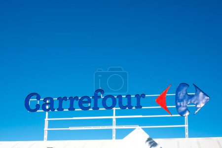 Foto de Finestrat, Spain - January 30, 2023: Carrefour logo sign in Finestrat, Alicante province, Costa Blanca, Spain. - Imagen libre de derechos