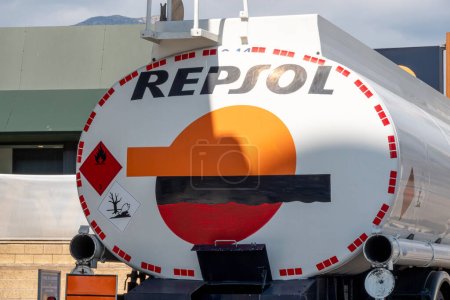 Foto de Finestrat, España - 2 de marzo de 2023: Repsol fuel delivery tanker in gas station. Repsol - Empresa española de energía y petroquímica que desarrolla, produce y comercializa lubricantes, productos a base de aceite. - Imagen libre de derechos