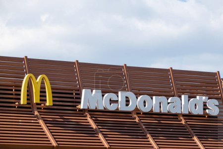 Téléchargez les photos : Finestrat, Espagne - 2 mars 2023 : Panneau logo du restaurant McDonalds. McDonalds Corporation est une chaîne multinationale américaine de restaurants de restauration rapide hamburger. - en image libre de droit