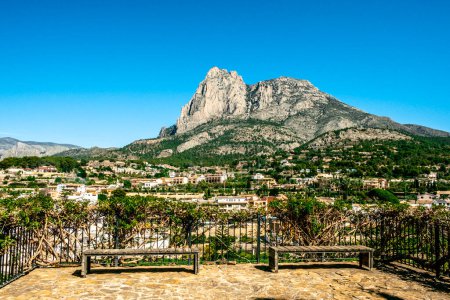 Foto de Hermosa vista a la ciudad de Finestat y la montaña Puig Campana en un día soleado. - Imagen libre de derechos