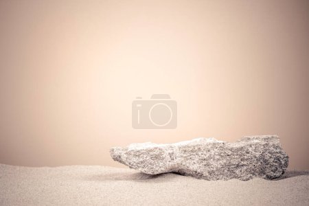 Grungy plataforma de piedra podio para cosméticos o productos de presentación en arena de playa blanca y fondo de color beige. Vista frontal.