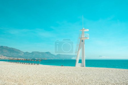 Foto de Vista a la hermosa playa del Albir con torre salvavidas blanca y mar Mediterráneo. Albir es una pequeña ciudad turística entre Altea y Benidorm, provincia de Alicante, España. - Imagen libre de derechos