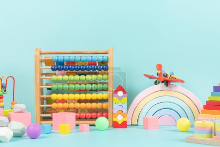 Téléchargez les photos : Collection de jouets pour enfants. Jouets éducatifs Montessori respectueux de l'environnement sur fond bleu clair. Vue de face. - en image libre de droit