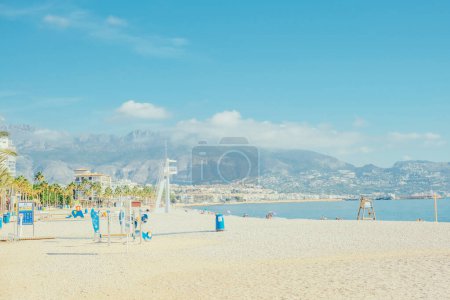 Foto de Albir playa junto al mar, mar Mediterráneo y vistas a la montaña. Albir es una pequeña localidad entre Altea y Benidorm, municipio de LAlfas del Pi, provincia de Alicante, España. - Imagen libre de derechos