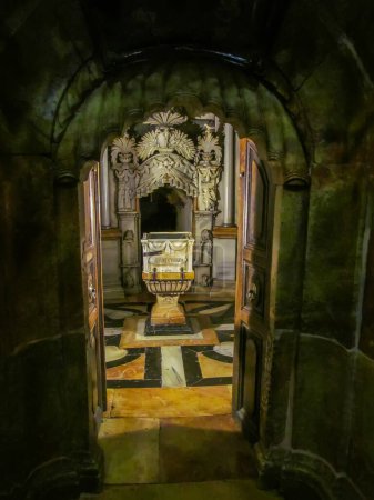 Photo for JERUSALIM, Israel - May 13, 2015: Chapel of the Angels. Part of the Golgotha stone. Entrance to Edicule of the Tomb in the Church , where, according to Christian tradition, Jesus was laid to rest after his crucifixion - Royalty Free Image